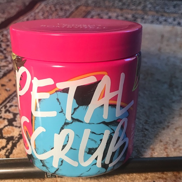 VS Petal Scrub bombshell NWT unopened